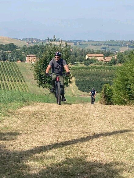 Up and down on Castelvetro di Modena hills!! Easy with our ebikes and a piece of Parmigiano Reggiano 🧀 

#rideandtaste 
#castelvetrodimodena 
#up and down
#parmigianoreggiano 
#modenatours
#wineandfoodtours
