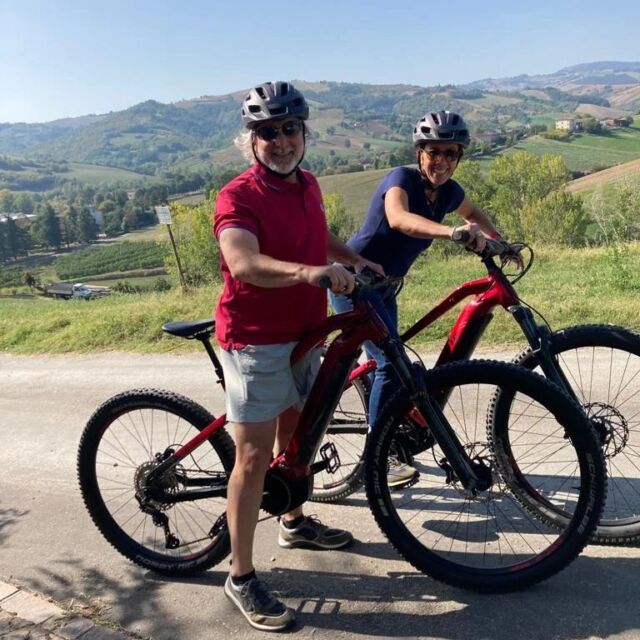 A romantic morning for this American couple with beautiful views, parmigiano reggiano 🧀, aceto balsamico and an e bike! 🚲 

#rideandtaste 
#ebikemodena 
#ebiketours 
#parmigianoreggiano
