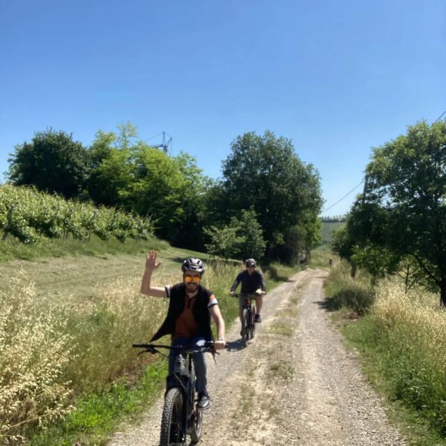 These 2 amazing guys from L.A. had so much fun riding up and down the hills and tasting and discovering local cheese and vinegar!

Thank you a lot and see you soon!!

#ebikemodena 
#rideandtaste 
#parmigianoreggiano 
#acetobalsamico 
#ebikewithus