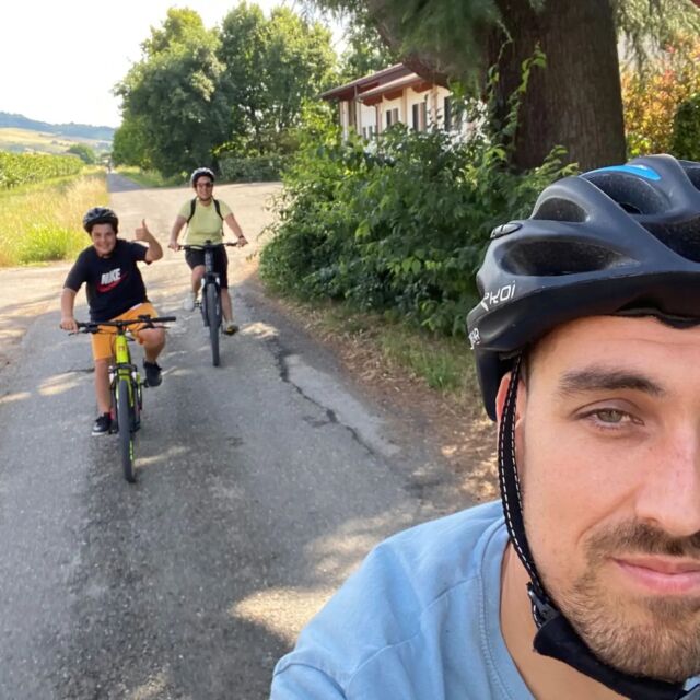 Did you know that also kids can ride an ebike with us?
And having a lot of fun too!!

#ebikewithus 
#ebiketours 
#ebikemodena 
#tasteandride