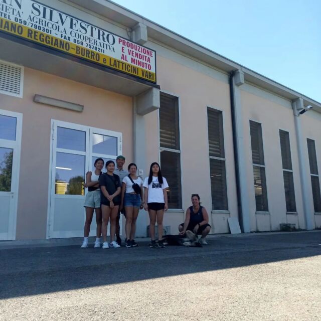 A big thank you to this wonderful family that arrived from Taiwan just to visit Italy and its beauties (our hills and food included) 😬

#tasteandride 
#ebikewithus 
#ebikemodena
#parmigianoreggiano 
#acetobalsamicotradizionaledimodena
