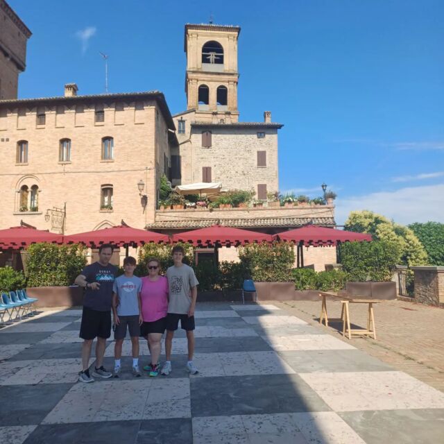 From Ohio 🇺🇸 to ride with us and visit the beautiful Levizzano Castle 🏰
Thank to this beautiful family!

#ridewithus
#ebikemodena 
#levizzanorangone